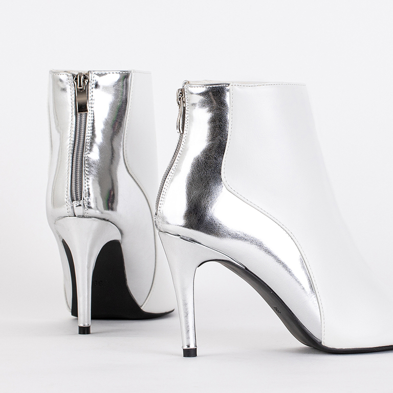 Weiße und silberne Stiefel auf einem Pritti-Absatz - Schuhe