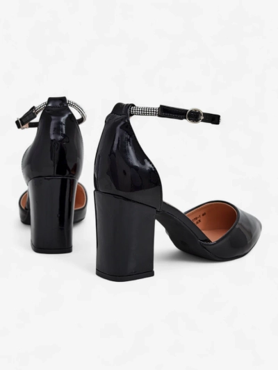 Royalfashion Damenschuhe aus Lackleder mit einem mit Strass verzierten Riemen Furoni