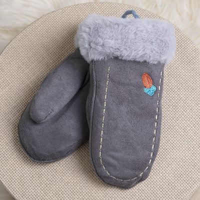 Graue Kinderhandschuhe an Schnur und Handschuhen - Fäustlinge