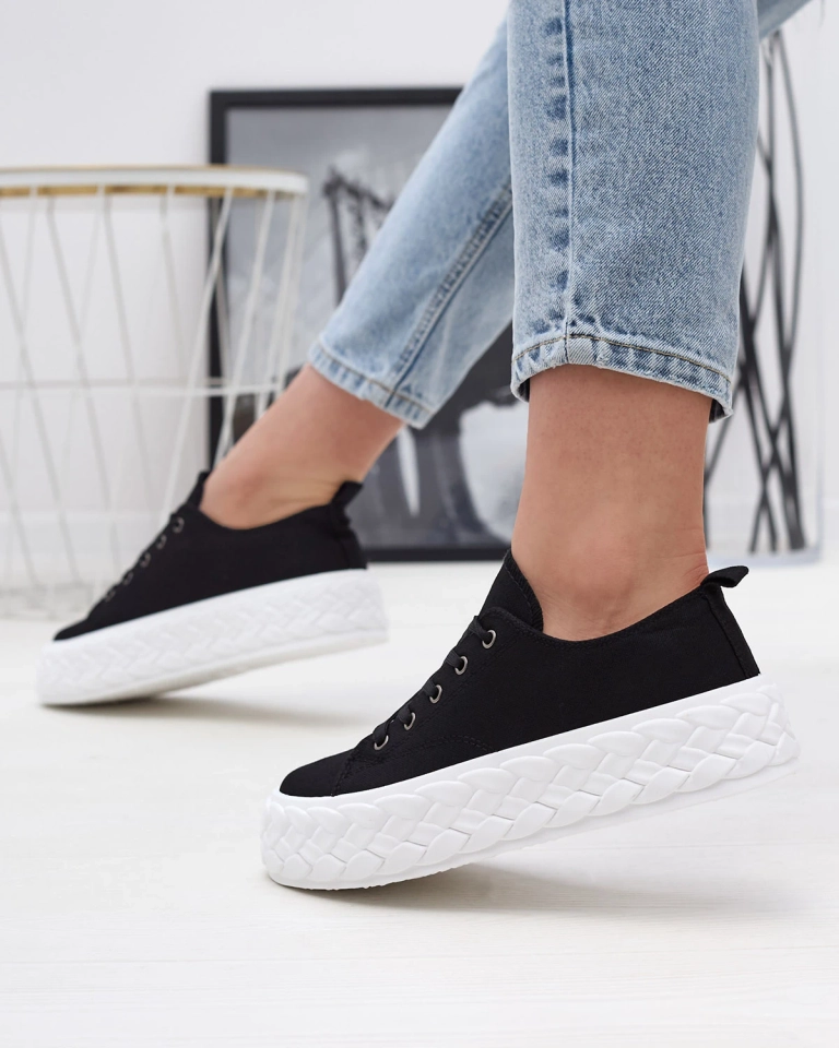 Schwarze Sport-Sneakers auf einem Plateau Saddol- Footwear