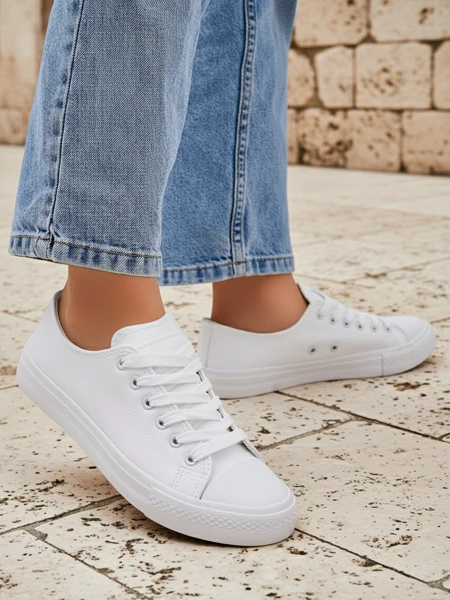 Aurelia Bianche – weiße Royalfashion Sneakers aus Kunstleder, flach