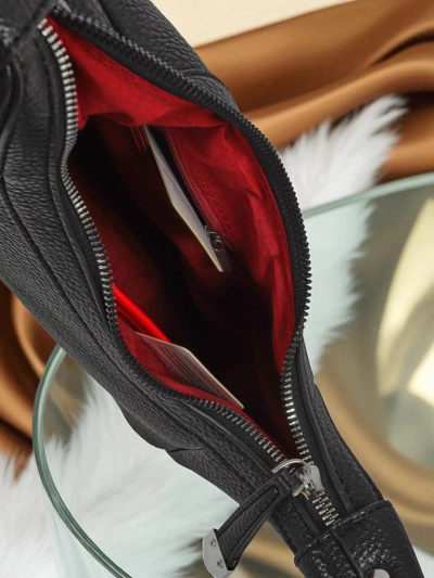 Royalfashion Kleine Damenhandtasche aus Öko-Leder mit dekorativem Riemen Lacquea