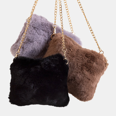 Schwarze Pelzhandtasche an einer goldenen Kette - Handtaschen