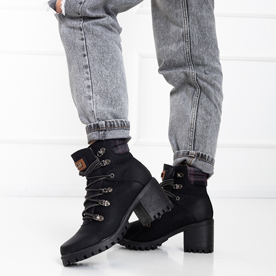 OUTLET Schwarze Damenstiefel auf der Royaltan Post - Schuhe