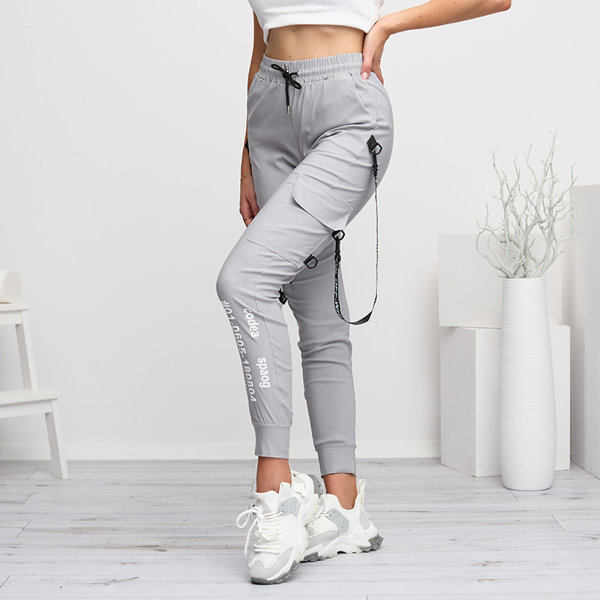 Graue Cargohose für Damen mit Aufschriften - Kleidung