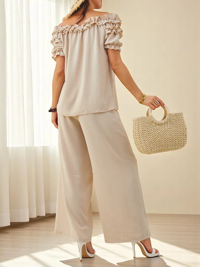 Royalfashion Damen-Set mit einer schulterfreien Bluse mit kurzen Ärmeln und einem dekorativen Ausschnitt sowie einer Schlaghose