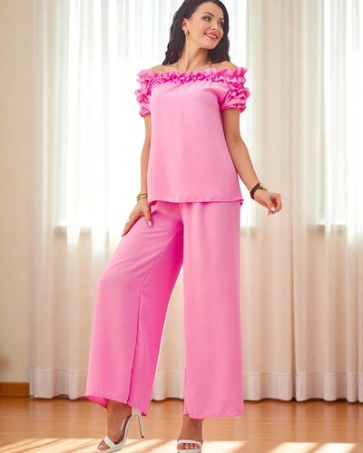 Royalfashion Damen-Set mit einer kurzärmligen, schulterfreien Bluse und dekorativem Ausschnitt sowie weit ausgestellten Hosen