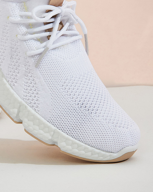 Білі жіночі кросівки з бежевими вставками Baym