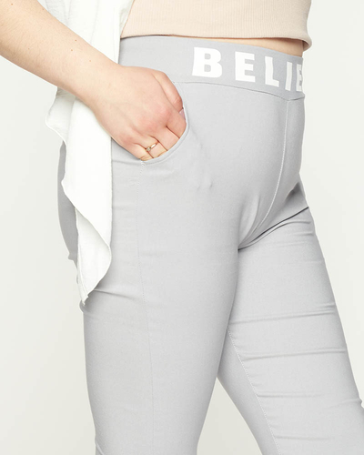 Damen-Stoffhose mit hellgrauem Schriftzug - Bekleidung