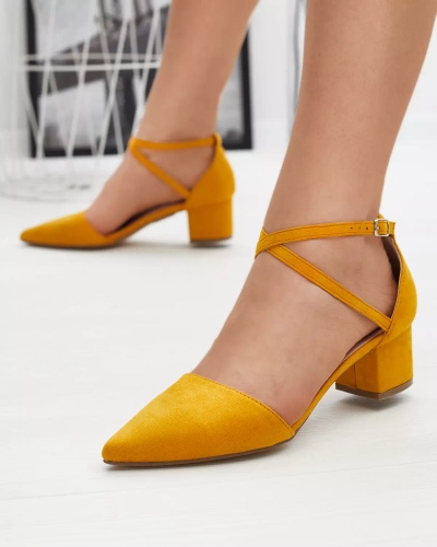 Жіночі босоніжки кольору гірчиці на каблуці Crisco