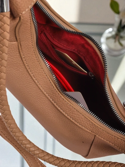 Royalfashion Kleine Damenhandtasche aus Öko-Leder mit dekorativem Riemen Lacquea