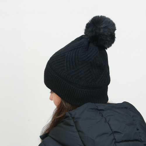 Чорна жіноча утеплена шапка з помпоном - Аксесуари