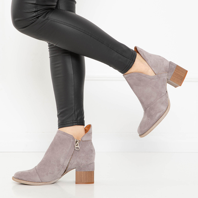 Graue isolierte Damenstiefel am Karela Pfosten - Schuhe