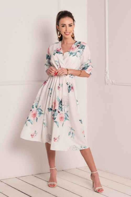 Біла сукня з квітковим принтом