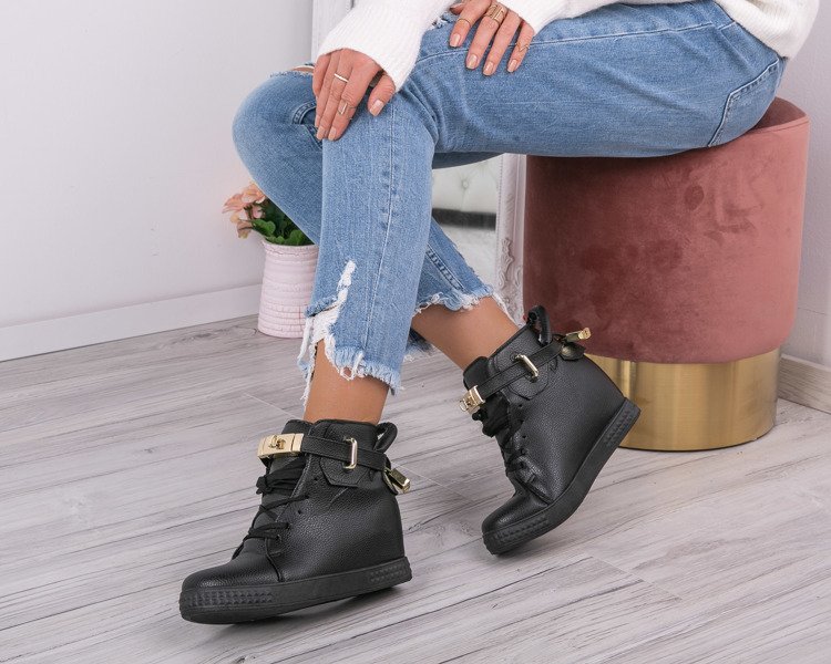 Schwarze Turnschuhe auf einem Denney-Indoor-Keil - Schuhe 1