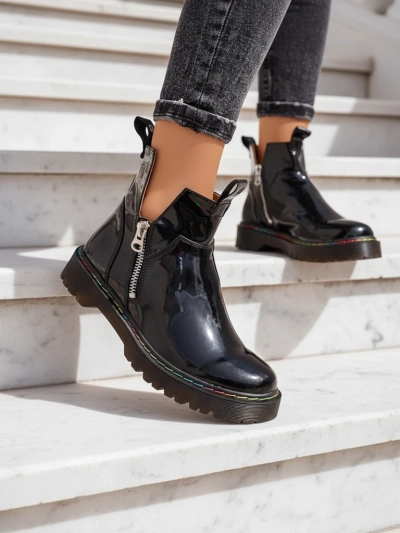 Schwarz lackierter Damenstiefel mit Reißverschluss Odeta - Schuhe