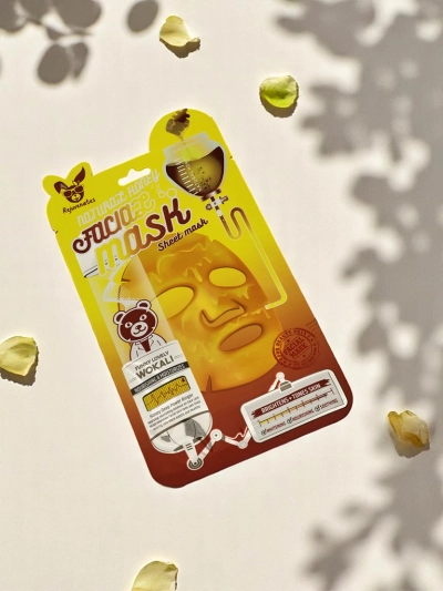 Eine Gesichtsmaske mit Aktivkohle, die tief reinigt, strafft und die Poren verfeinert