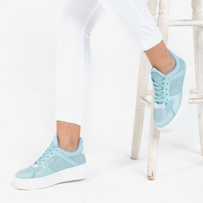 Blaue Sportschuhe auf der Salsa-Plattform - Schuhe 1