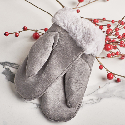 Graue Kinderhandschuhe an Schnur und Handschuhen - Fäustlinge