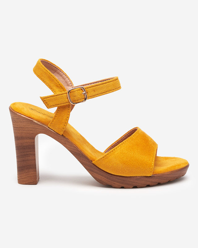 Senffarbene Damensandalen auf dem Pfosten Karislo - Schuhe