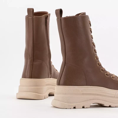 OUTLET Hellbrauner Damen-Stiefel mit flachen Magara-Absätzen - Schuhe