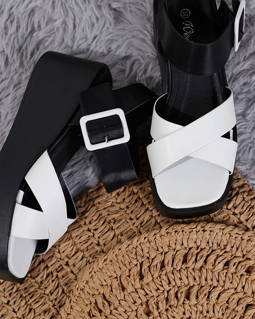 Біло-чорні жіночі босоніжки з екошкіри на танкетці Scozi