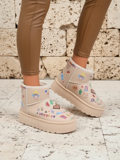 Gefütterte Callisto Angelico Stiefel mit Kinderzeichnungen auf Plateau Beige