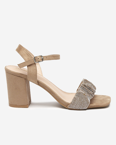 Hellbraune Damensandalen auf einem Pfosten mit Triest Zirkonias - Schuhe