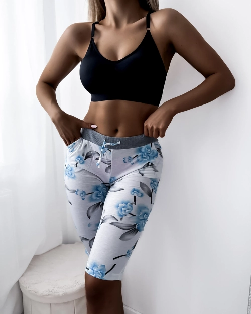 Жіночі білі шорти 3/4 довжини з блакитними квітами PLUS SIZE - Одяг