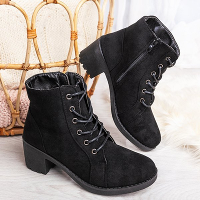 Schwarze Stiefeletten an einem höheren Pfosten Nemesis - Footwear