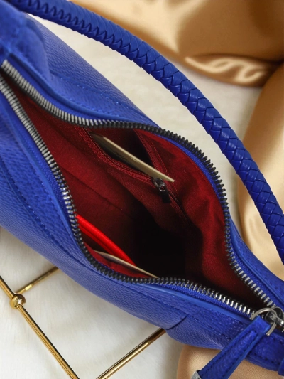 Royalfashion Kleine Damenhandtasche aus Öko-Leder mit dekorativem Riemen Lacquea