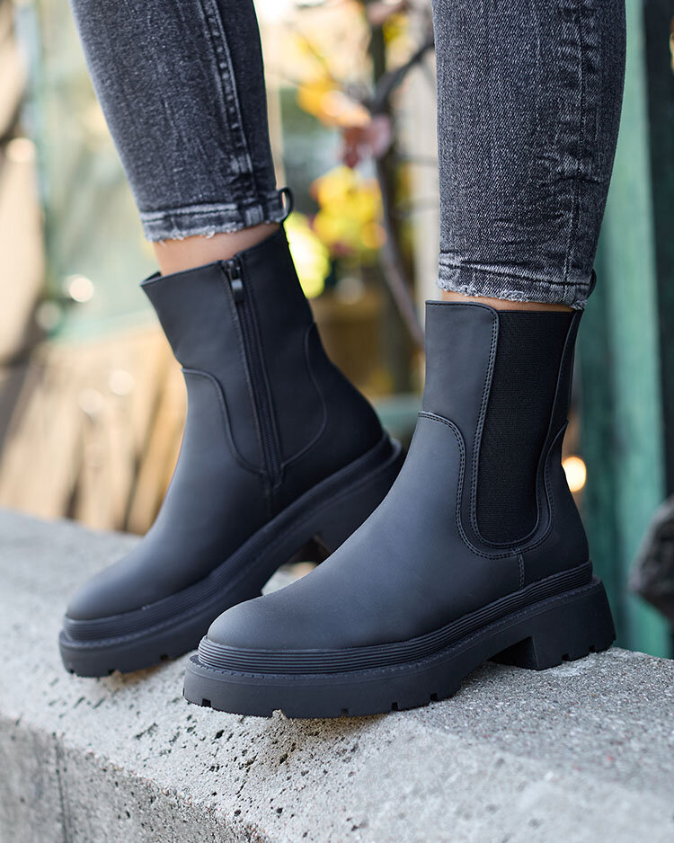 Royalfashion Schwarze matte Damenstiefel Tavebra mit flachem Absatz