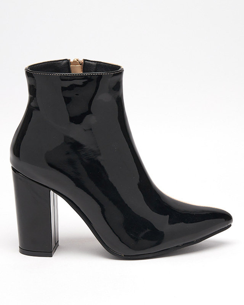 Beige und schwarze Lackstiefeletten auf der Cruell-Post - Schuhe