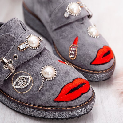 Graue niedrige Schuhe mit Lagerrla-Verzierungen - Schuhe