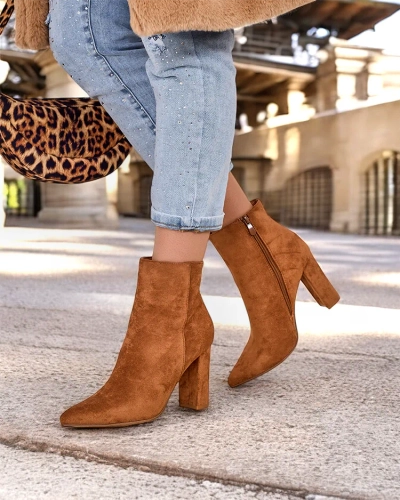 Damen-Stiefeletten von Royalfashion mit Stiletto-Absatz.
Stiefeletten für Frauen mit Stiletto-Absatz. Schuhe aus wildlederähnlichem Kunstleder, das sich perfekt an die Form des Fußes anpasst. Das Modell hat eine Stoffeinlage. Tragen Sie sie für Herbst-St