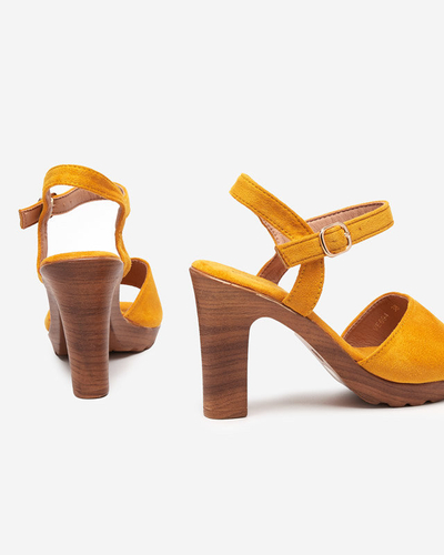 Senffarbene Damensandalen auf dem Pfosten Karislo - Schuhe