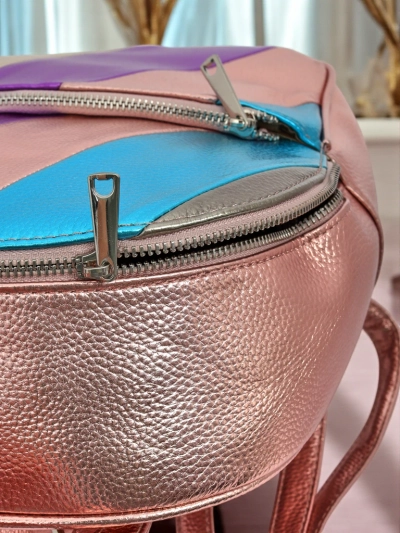 Royalfashion Damenrucksack aus Öko-Leder mit metallischen Streifen