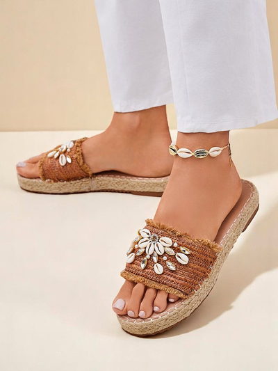 Royalfashion Callista Boho Camel Sandalen auf flacher Plattform mit Muscheln