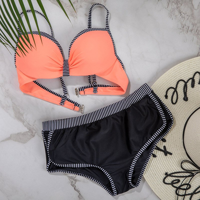 Помаранчево-чорний купальний костюм