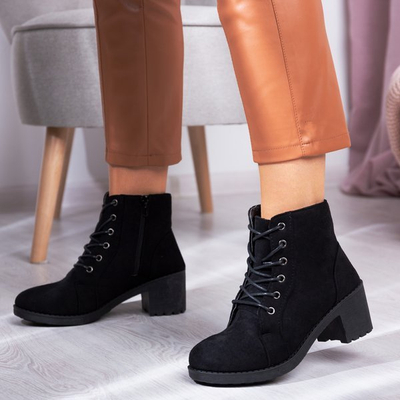 Schwarze Stiefeletten an einem höheren Pfosten Nemesis - Footwear