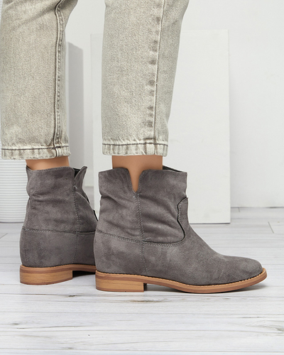 Graue Stiefel a'la Cowboystiefel auf einem bedeckten Keil Terband - Schuhe