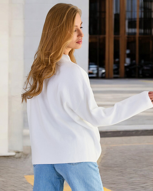 Royalfashion Тонкий жіночий светр з декором на плечах