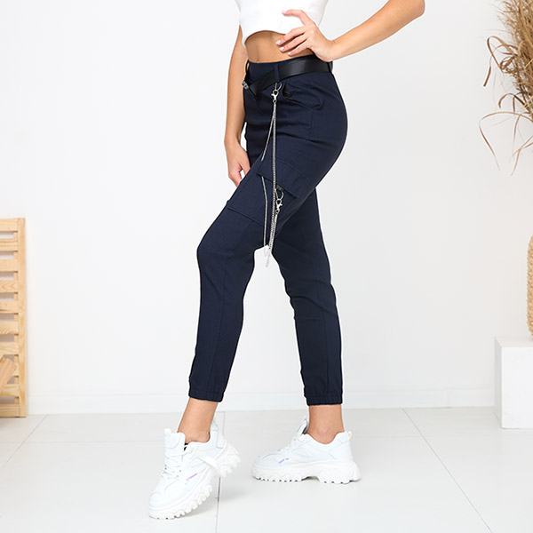 Marineblaue, isolierte Cargohose mit Taschen - Kleidung