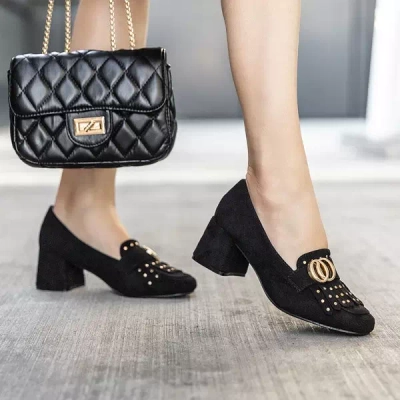 OUTLET Schwarze Pumps am Pfosten mit dekorativem Nell-Schuh-Obermaterial