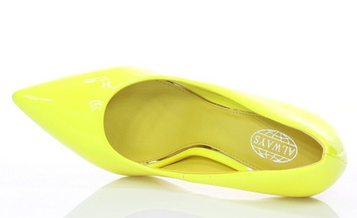 Lakierowane czółenka w kolorze żółtym - Obuwie