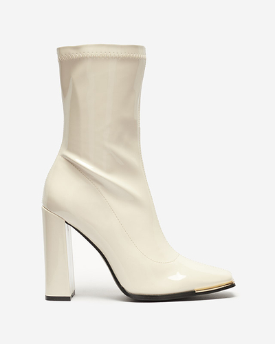 Cremefarbener Damen-Lackstiefel auf dem Rekila-Pfosten - Schuhe