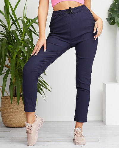 Einfache Stoffhose für Damen in marineblauer Farbe. Übergrößenmode