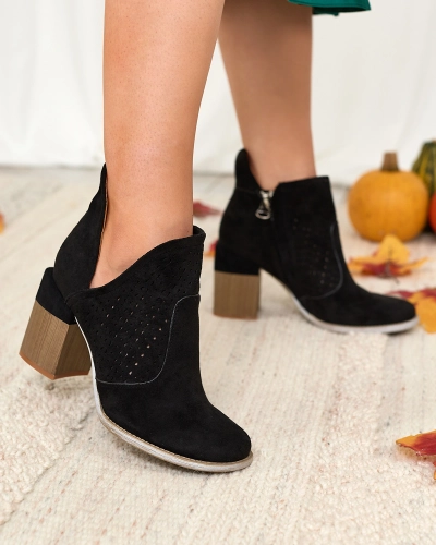 Royalfashion Schwarze Damenstiefel auf einem Pfosten und mit einem Ausschnitt Neafla