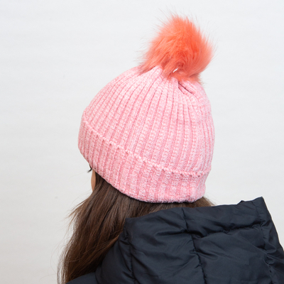 Rosa isolierte Mütze mit weißen Streifen und Bommel - Accessoires