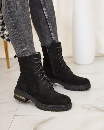 Royalfashion Schwarze Damenstiefel aus Öko-Wildleder mit Kette Azoldi